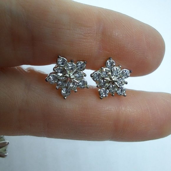 Earrings Snowflake Bling Silver Tone studs - Picture 1 of 3